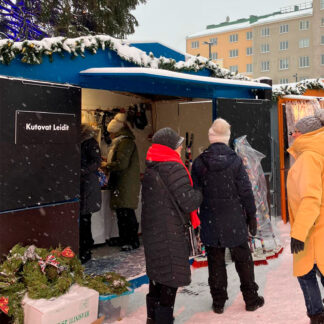 Joulukylän myyntikoju L-koko